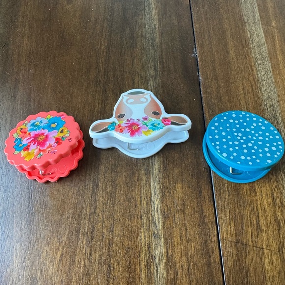 Pioneer Woman Floral Cow and Polka Dot magnetic clip Set - Picture 2 of 3